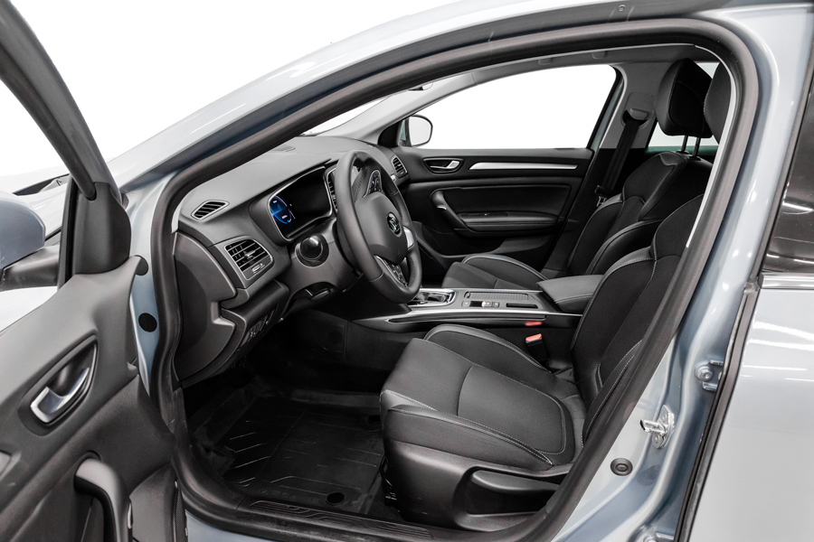 Renault Megane NMJ 943 900x600 Etupenkki